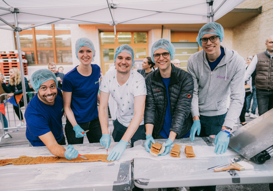 Wir haben den Guinness World Record für das längste Schnitzel der Welt gebrochen. Das längste Schnitzel der Welt ist jetzt 119m lang und vegan!