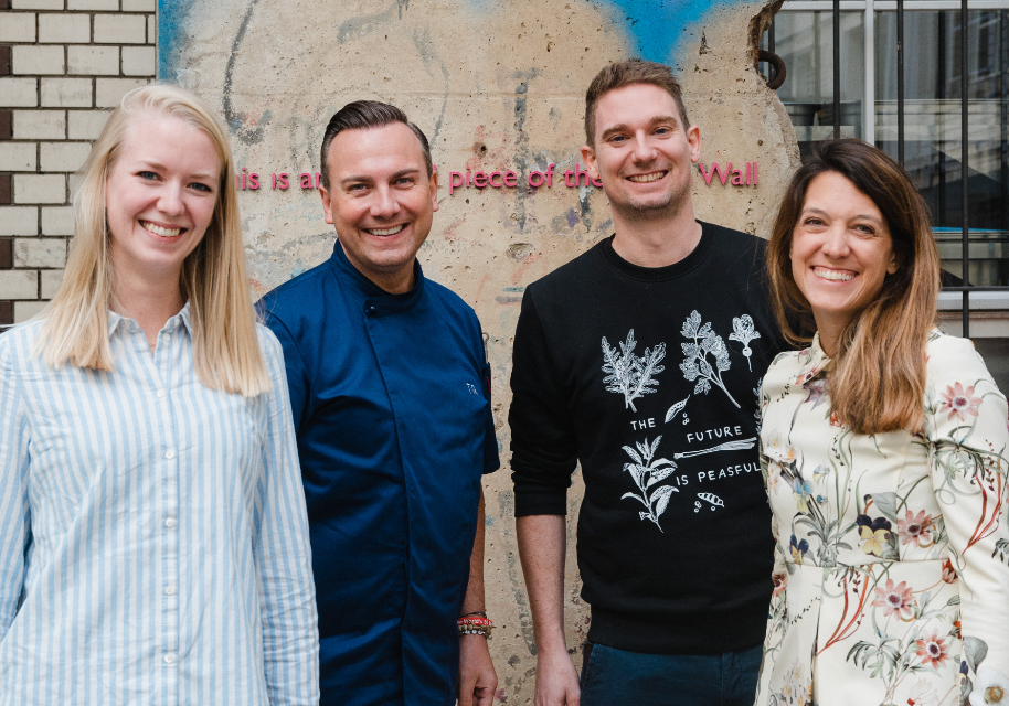 Wir haben uns mit der Berliner Kochlegende Tim Raue zusammengetan. Ab sofort gibt es Planted in seinem 2-Michelin-Sterne Restaurant in Berlin-Kreuzberg auf der Karte.